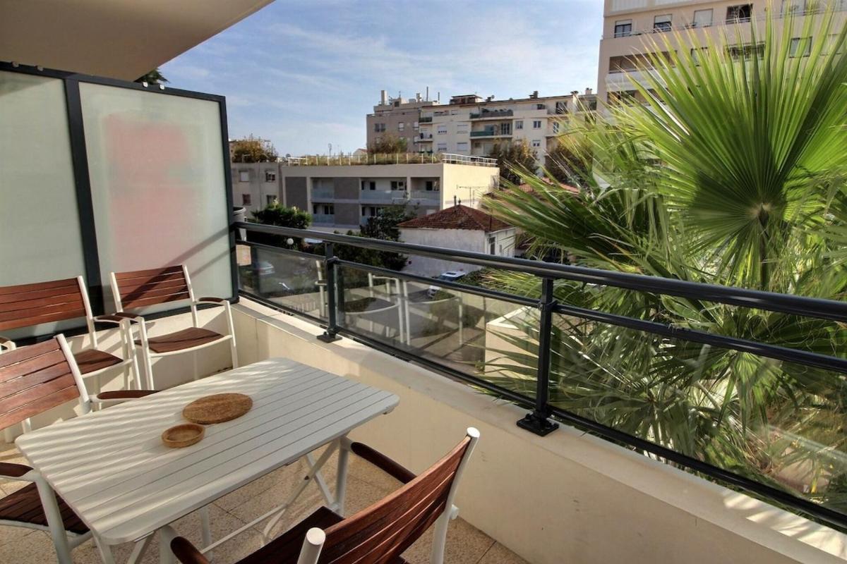 Charming Between And Center Of Juan-les-pins *